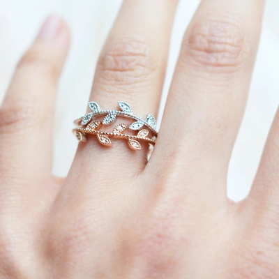 отрезок колец с бриллиантом захвата ювелирных изделий желтого золота 14K ультрамодный изумрудный