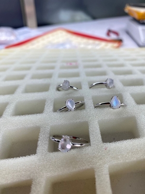 Кольцо Moonstone лакомства отрезка груши, 14K подняло кольцо Moonstone золота простое