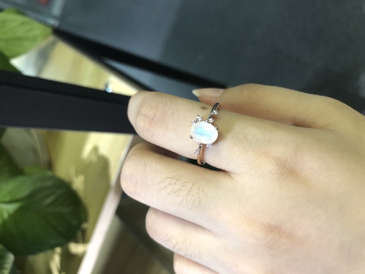 овал белого золота 14K отрезал кольцо годовщины женщин захвата Moonstone с кольцами CZ