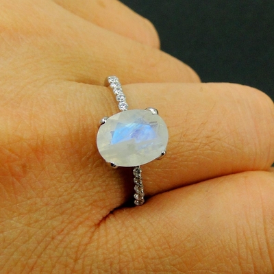 Элегантный покрытый овальный Moonstone установки когтя отрезка с кольцом годовщины женщин захвата колец CZ