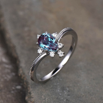 Синтетические ювелирные изделия камня Alexandrite, 925 стерлинговых серебряных созданных лабораторией колец Alexandrite