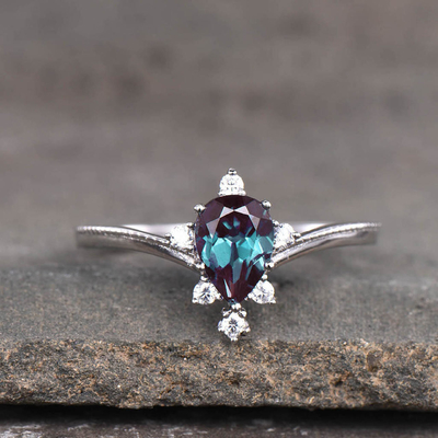 Синтетические ювелирные изделия камня Alexandrite, 925 стерлинговых серебряных созданных лабораторией колец Alexandrite