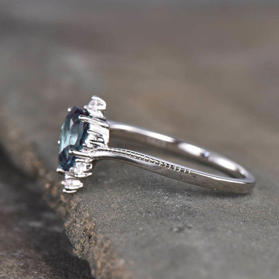 Синтетические ювелирные изделия камня Alexandrite, 925 стерлинговых серебряных созданных лабораторией колец Alexandrite