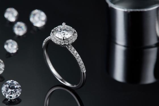 925 стерлинговых серебряных обручальных колец Moissanite диаманта ювелирных изделий вокруг форменного кольца диапазона лакомства