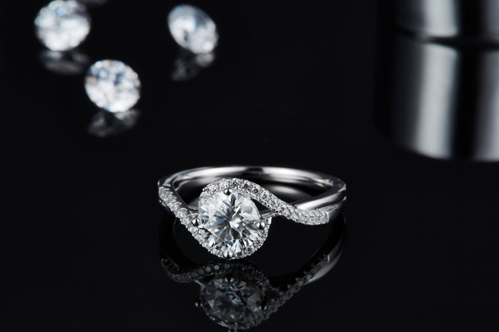 Простое обручальное кольцо свадьбы извива ленты Moissanite отрезка круга безграничности женщин прибытия S925 яркое устанавливая