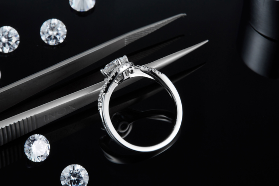 Простое обручальное кольцо свадьбы извива ленты Moissanite отрезка круга безграничности женщин прибытия S925 яркое устанавливая