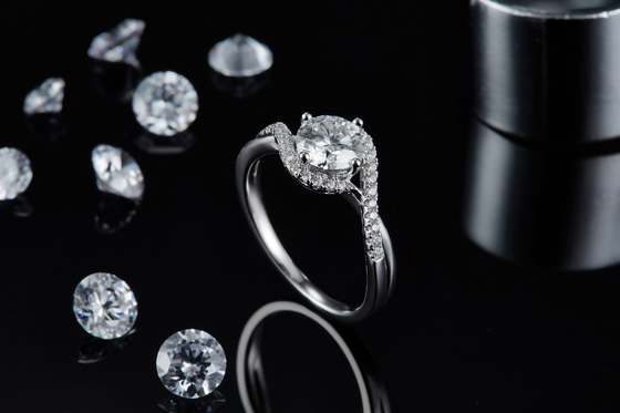 Простое обручальное кольцо свадьбы извива ленты Moissanite отрезка круга безграничности женщин прибытия S925 яркое устанавливая