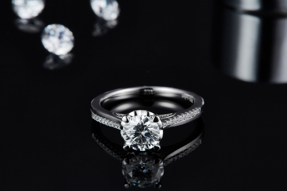 Минималистские изготовленные на заказ обручальные кольца Moissanite диаманта обещают кольцам для женщин