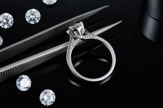 Минималистские изготовленные на заказ обручальные кольца Moissanite диаманта обещают кольцам для женщин