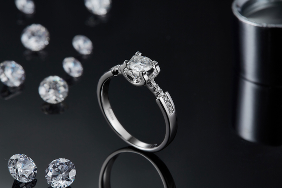 Обручальное кольцо Sytle белого диаманта Moissanite минималистское изготовленное на заказ для женщин