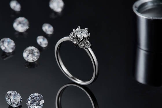 Уникальные ювелирные изделия женщин захвата кольца Moissanite кольца белого золота стиля цветка покрытые изготовленные на заказ