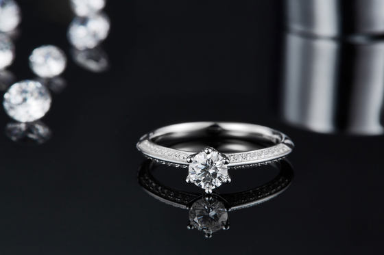 Белые женщины захвата ювелирных изделий диамантов Platineve Moissanite и сапфира звенят
