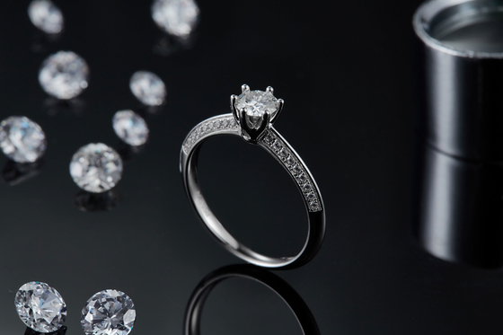 Белые женщины захвата ювелирных изделий диамантов Platineve Moissanite и сапфира звенят