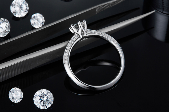Белые женщины захвата ювелирных изделий диамантов Platineve Moissanite и сапфира звенят
