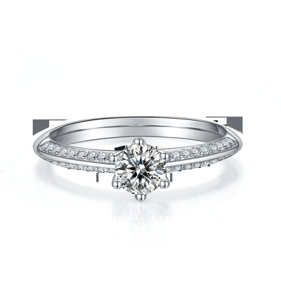 Белые женщины захвата ювелирных изделий диамантов Platineve Moissanite и сапфира звенят