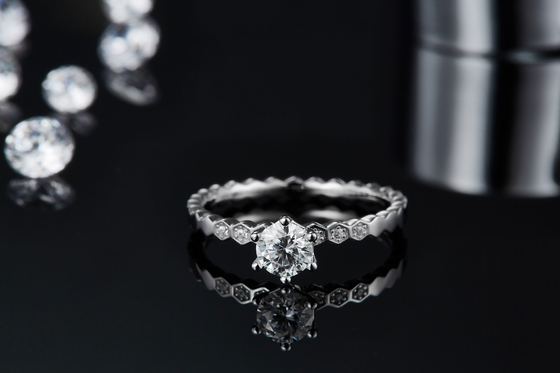 Дизайн белый захват ювелирных изделий диамантов Platineve Moissanite 1.16CTW Wavilion и сапфира для женщин звенит
