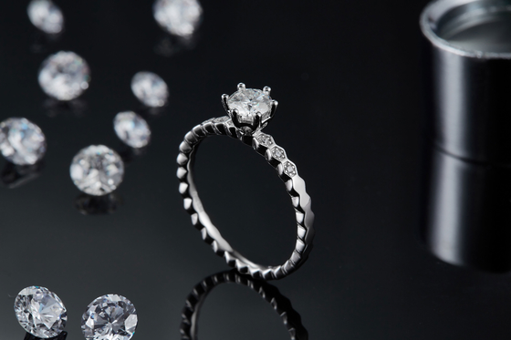Дизайн белый захват ювелирных изделий диамантов Platineve Moissanite 1.16CTW Wavilion и сапфира для женщин звенит