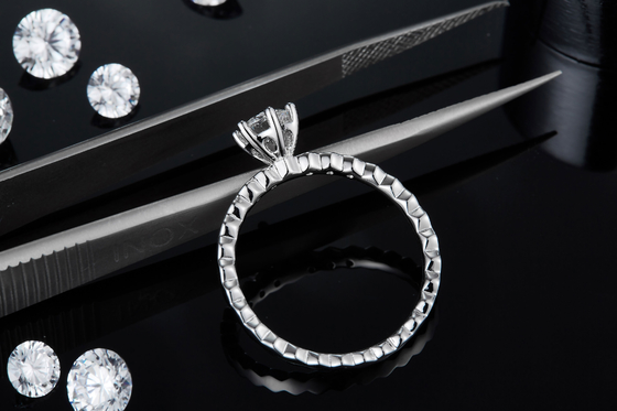 Дизайн белый захват ювелирных изделий диамантов Platineve Moissanite 1.16CTW Wavilion и сапфира для женщин звенит