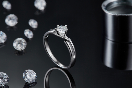 Белый квадрат Moissanite и женщины ювелирных изделий диамантов Platineve сапфира звенят с Silver1.94CTW
