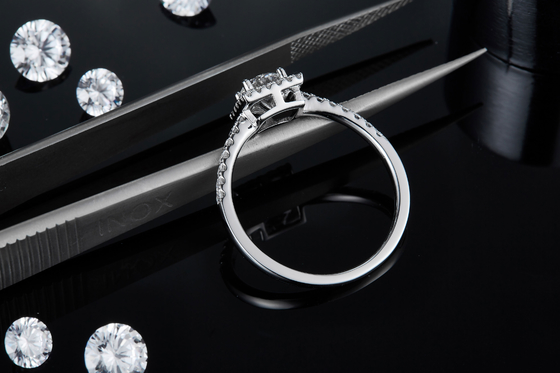 Диаманты Moissanite дизайна белого великолепия изготовленные на заказ квадратные вымощают захват для женщин звенят