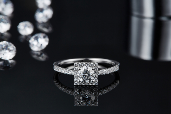 Диаманты Moissanite дизайна белого великолепия изготовленные на заказ квадратные вымощают захват для женщин звенят