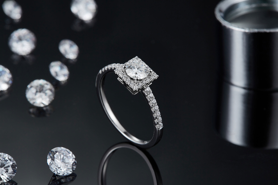 Диаманты Moissanite дизайна белого великолепия изготовленные на заказ квадратные вымощают захват для женщин звенят