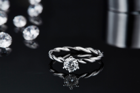 Захват Moissanite для женщин звенит установленные диаманты и золото обручального кольца сапфира белое вымощает