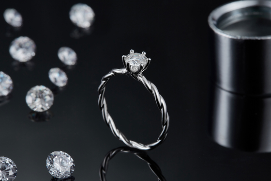 Захват Moissanite для женщин звенит установленные диаманты и золото обручального кольца сапфира белое вымощает