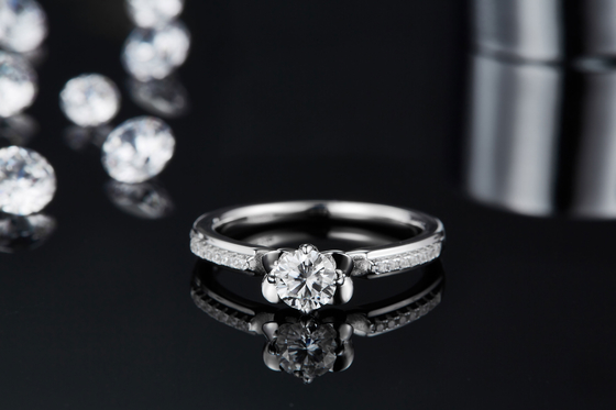 Захват Moissanite кольца белого золота 14KN обручального кольца Moissanite отрезка цветка уникальный   Кольцо