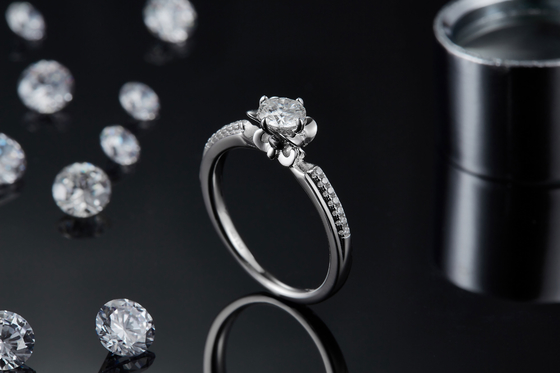 Захват Moissanite кольца белого золота 14KN обручального кольца Moissanite отрезка цветка уникальный   Кольцо