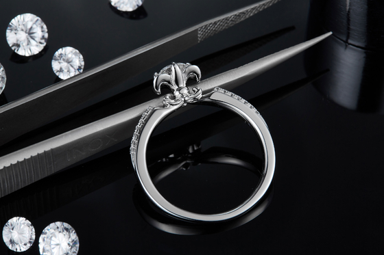 Захват Moissanite кольца белого золота 14KN обручального кольца Moissanite отрезка цветка уникальный   Кольцо