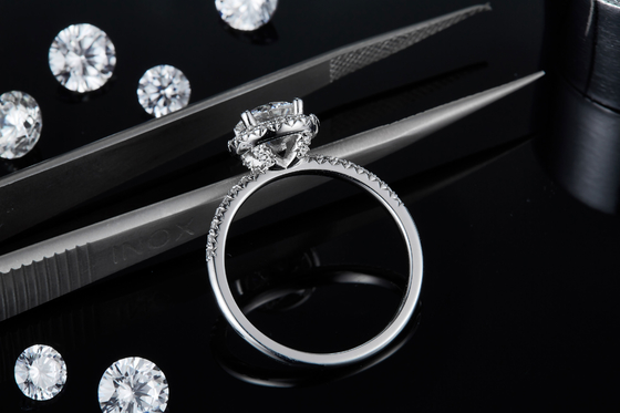 925 стерлинговых серебряных обручальных колец Moissanite диаманта ювелирных изделий вокруг форменного кольца диапазона лакомства