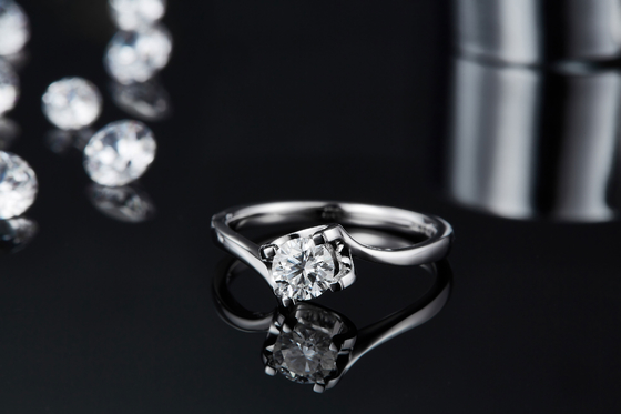 Ювелирные изделия свадьбы CZ трапецоидального белого Moissanite 9K серебряного кольца RD 4MM минималистские