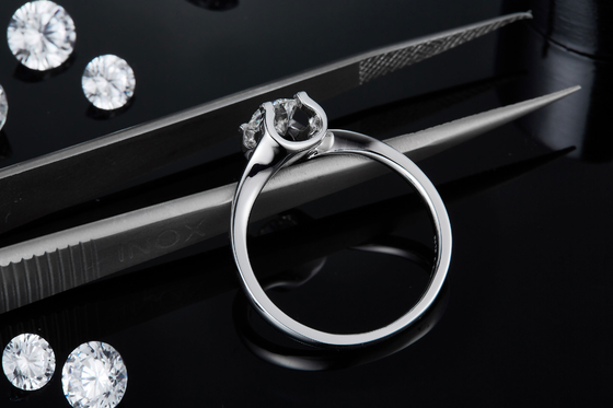 Ювелирные изделия свадьбы CZ трапецоидального белого Moissanite 9K серебряного кольца RD 4MM минималистские