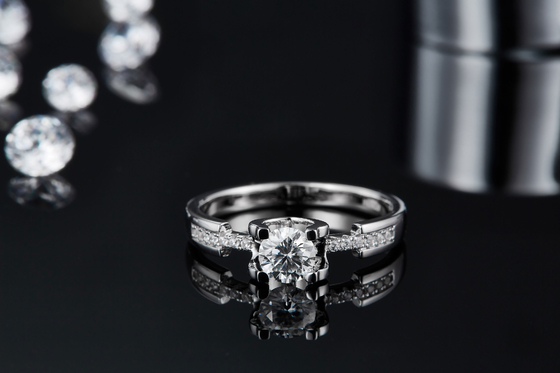 Белое обручальное кольцо Moissanite минималистское изготовленное на заказ Sytle Cz для женщин