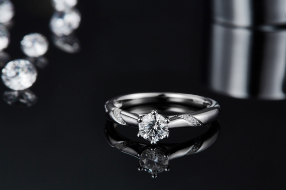 Захват кольца Moissanite белизны 925 стерлинговый серебряный изготовленный на заказ