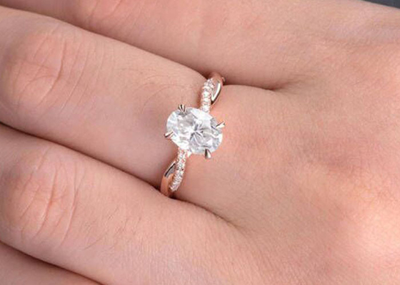 Обручальное кольцо 18K Mossianite 2.5ct овальное подняло материал золота