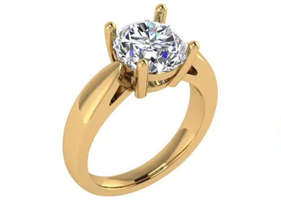 Рука устанавливая украшения чистого золота 14K, круглые кольца с бриллиантом пасьянса отрезка 2.7ct естественные