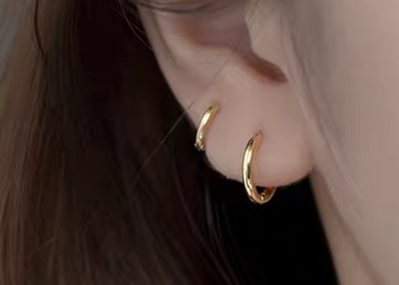 Сексуальный ODM серег обруча золота винтовой линии 14k для размера женщин 1.2mm×10mm