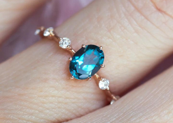 кольцо топаза 1.56ct Лондона голубое, овальное кольцо с бриллиантом формы вокруг отрезанного OEM