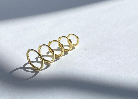 серьги Huggie золота 9k 6mm 12mm, OEM серег обруча Huggie лакомства 10mm