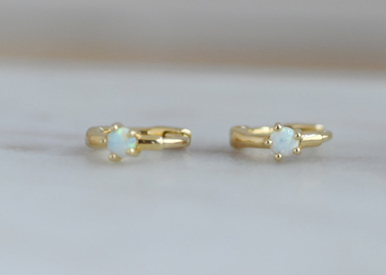 Ширина серег 1.5mm Huggie золота Dia 10mm опаловая для годовщины