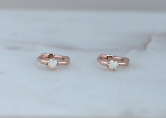 Ширина серег 1.5mm Huggie золота Dia 10mm опаловая для годовщины