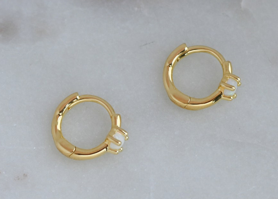 Ширина серег 1.5mm Huggie золота Dia 10mm опаловая для годовщины