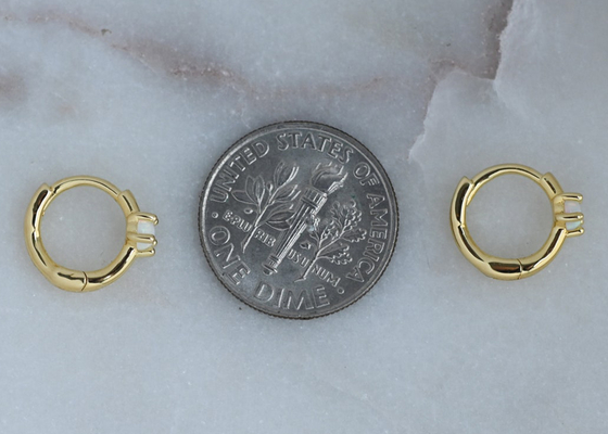 Ширина серег 1.5mm Huggie золота Dia 10mm опаловая для годовщины
