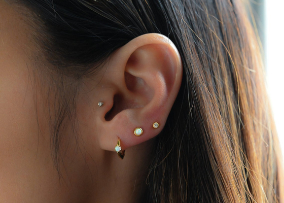 Ширина серег 1.5mm Huggie золота Dia 10mm опаловая для годовщины