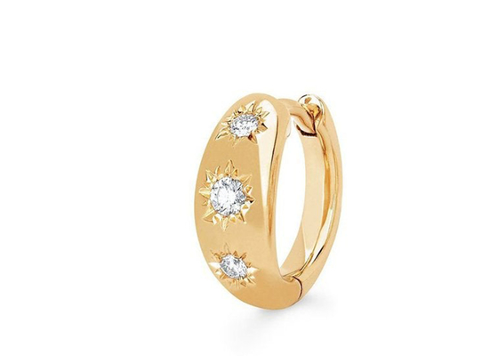 серьги обруча Huggie золота размера 12mm с отрезком круга 0.16ct CZ