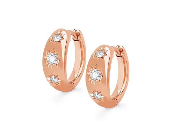 серьги обруча Huggie золота размера 12mm с отрезком круга 0.16ct CZ