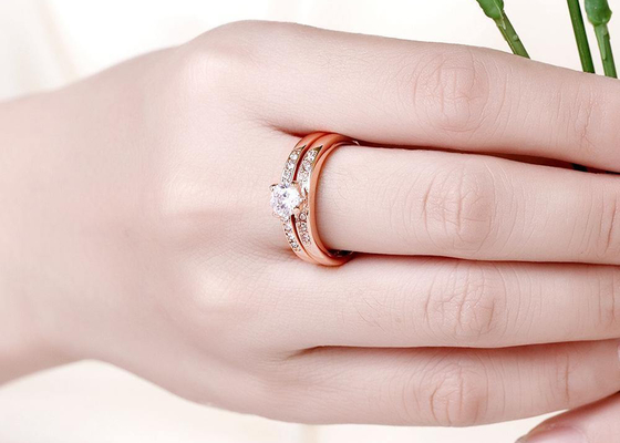 Захват золота OEM розовые и обручальное кольцо установили с камнем 0.44CT 5mm